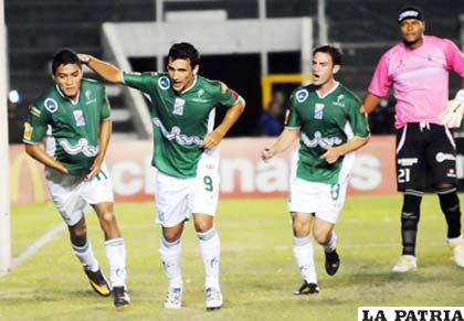 Los integrantes de Oriente Petrolero festejan ruidosamente después del segundo tanto.  