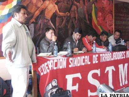 El dirigente Germán Chaparro expone sus ideas durante el ampliado nacional de la Fstmb