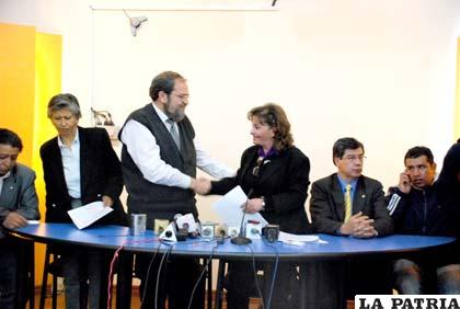 El ministro de Educación, Roberto Aguilar, y la rectora de la Universidad Mayor de San Andrés, Teresa Rescala, en el momento de la firma del acuerdo