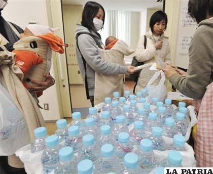 En Tokio, decidieron entregar agua embotellada, a cada familia que tenga bebés menores de 12 meses