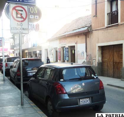 El vehículo estacionado debajo de la señalización vertical “No Estacionar”