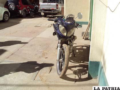 Motocicleta que era arrastrada por los presuntos antisociales
