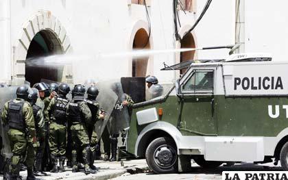 Vehículo antidisturbios “Neptuno”, en pleno trabajo