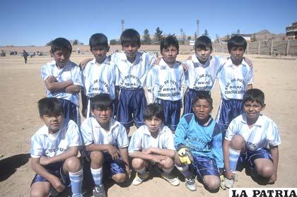 Plantel infantil de fútbol del club Santa Bárbara en la cancha que pretender ser anulada