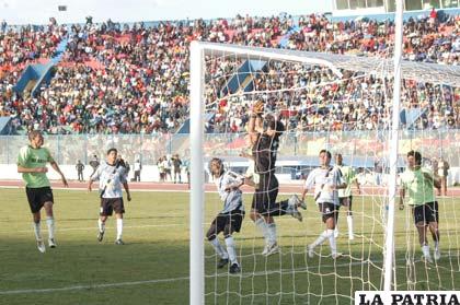 Fotografía que corresponde al partido final del año 2010 que jugaron Oruro Royal – 31 Huanuni