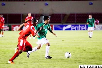 Miguel Loaiza (d), de la selección de Bolivia, lucha por el balón ante Luis Henríquez, del equipo duelo de casa, Panamá.