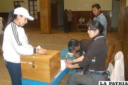 Estudiantes de la Carrera de Comunicación haciendo prevalecer su derecho al sufragio y elección de sus representantes