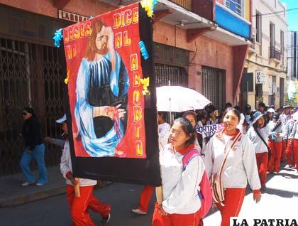 Peregrinos marchando rumbo a la catedral en Defensa de la Vida del Niño por Nacer