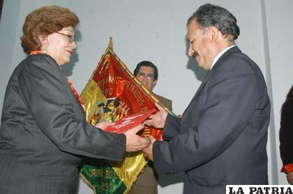 Personalidades e instituciones fueron premiadas en la IX versión del Orgullo Orureño, entre ellas: La FEPO, el caricaturista Jorge Gutiérrez, la unidad educativa Jesús María y el Cnl. Guido Espinoza, entre otras personalidades