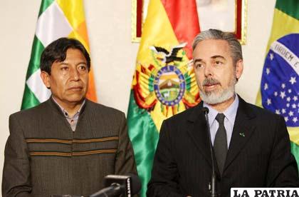 Ministro brasileño de Relaciones Exteriores, Antonio Patriota (d), y su homólogo boliviano, David Choquehuanca (i), en una sede oficial de La Paz (Bolivia). 