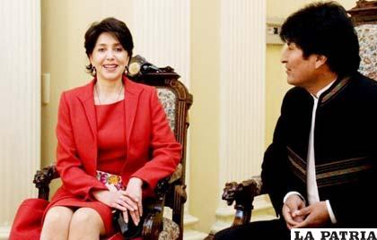 Nueva Embajadora de Perú en Bolivia, Silvia Elena Alfaro Espinoza, junto al Presidente Evo Morales, en Palacio Quemado