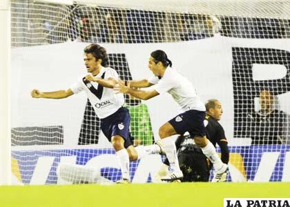 El defensor Emiliano Papa (izq.) del argentino Vélez Sarsfield festeja con el delantero Juan Martínez tras anotar un gol ante el chileno Unión Española