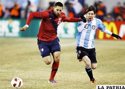 Un pasaje del partido que jugaron los seleccionados de Estados Unidos y Argentina