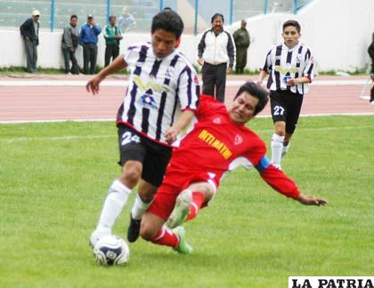 Simón Bastos de Oruro Royal supera la marca del defensor Alfredo Saravia de La Joya