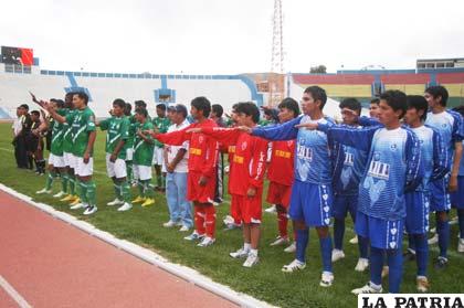 Jugadores y entrenadores en el acto de inauguración