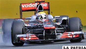 El británico Lewis Hamilton mientras participaba en los ensayos de ayer en el circuito de Melbourne, Australia