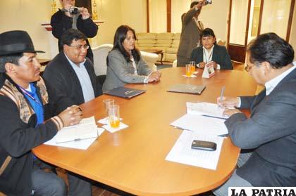 Firma del convenio entre el MMAyA y la Gobernación