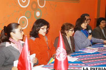 Poetas dan lectura a sus composiciones