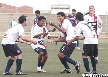 Jugadores de Universitario, quieren sumar puntos en la segunda fase del torneo de fútbol de la Liga.