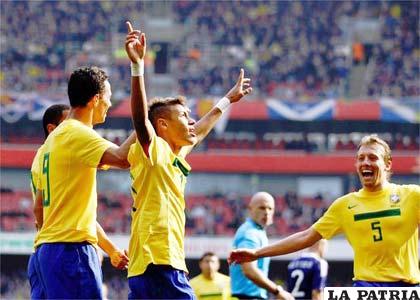 El juvenil Neymar, celebra el primer gol de Brasil ante Escocia