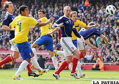 Una incidencia del cotejo que Brasil le ganó a Escocia por 2-0.