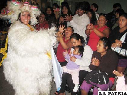 Los “osos” interactúan con el público de Tacna