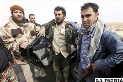 Rebeldes libios detienen a un hombre a quien acusan de ser un soldado gadafista 