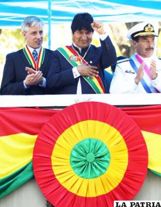 Evo Morales quiere que todos los bolivianos levanten el brazo izquierdo al momento de entonar los himnos patrios