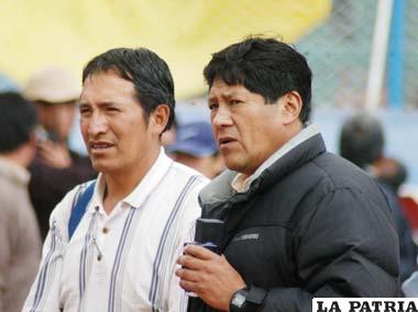 Eufronio Canqui y Jorge Cuevas, presidente e instructor del Comité Departamental de Árbitros de fútbol en Oruro