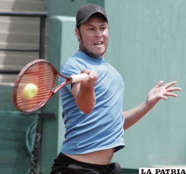 Mauricio Estívariz, es campeón absoluto de tenis