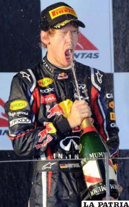 El piloto alemán de la escudería Red Bull-Renault Sebastián Vettel, vigente campeón del mundo de Fórmula 1, se rocía con champán en el pódium tras ganar el Gran Premio de Australia.