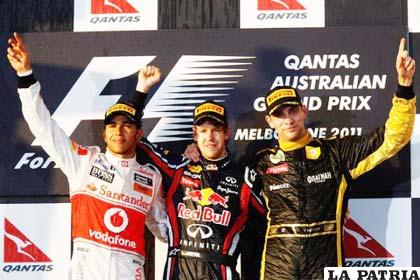 El alemán Sebastián Vettel (centro) ganador de la competencia junto al británico Lewis Hamilton (izquierda) ubicado en segundo lugar y Vitaly Petrov de Rusia, clasificado en tercer lugar.