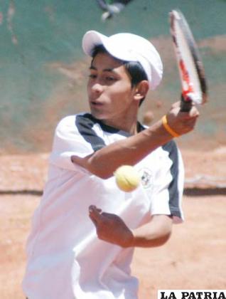Rodrigo Flores, continúa en ascenso en el tenis orureño, clasificó campeón en categoría 18 años.
