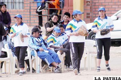 Integrantes del club Cosmos de Oruro que clasificaron en segundo lugar en el nacional de softbol