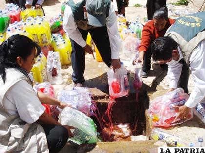 Bebidas alcohólicas siendo desechadas en desagüe por funcionarios del Senasag 