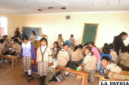 Ambiente de la Casa Comunal de la junta vecinal, donde pasan clases cuatro cursos diferentes de la escuela “Dios es Amor”