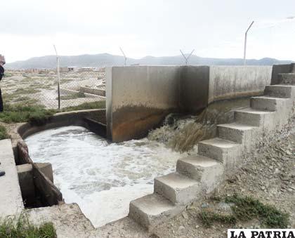 El desvío que ocasiona que las aguas servidas de la ciudad se dirijan a los lagos Uru Uru y Poopó, causando una contaminación al medio ambiente.