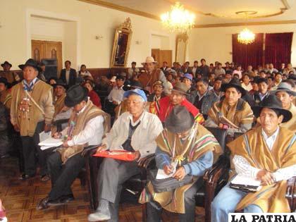 Autoridades y comunarios de Ladislao Cabrera reunidos en la Gobernación (Foto de Archivo)