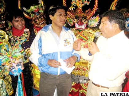 El presidente de la Diablada Artística Urus, Aldo Villegas, (izquierda) recibió el premio del alcalde de Tacna, Fidel Carita