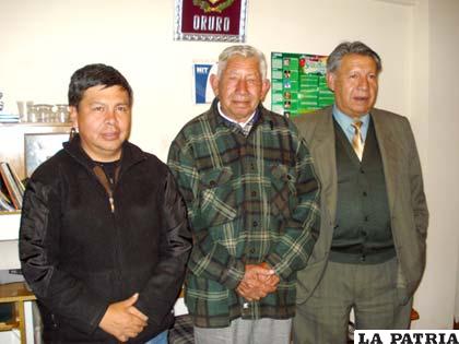 De izquierda a derecha: Arturo Herrera, Crisólogo Quintanilla y Óscar Elías nuevos dirigentes de Sobodaycom