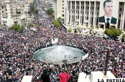 Decenas de miles de personas muestran su apoyo al presidente sirio, Bashar al Asad