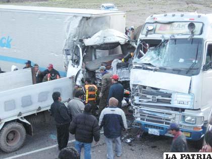 Los dos camiones que colisionaron interrumpieron el tráfico vehicular