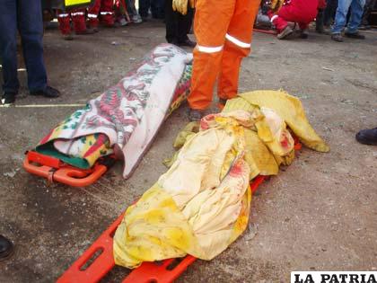 Dos de los cuatro cuerpos sin vida del accidente de ayer en la carretera Oruro-La Paz