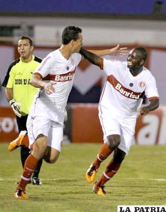 Ze Roberto (D) y Leandro Damiao, del brasileño Internacional celebran un gol de su equipo contra el boliviano Wilstermann