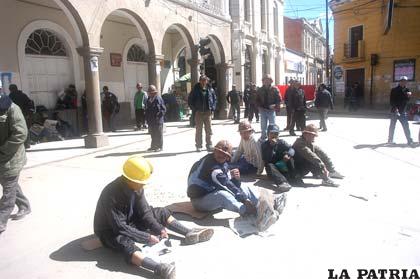 Mineros de Totoral en la huelga de hambre y bloqueo de la Plaza Principal 10 de Febrero