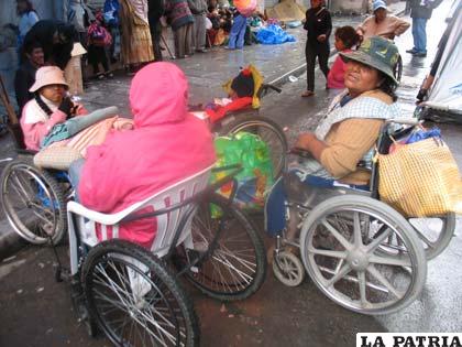 Discapacitados mientras hacían vigilia en la ciudad de La Paz
