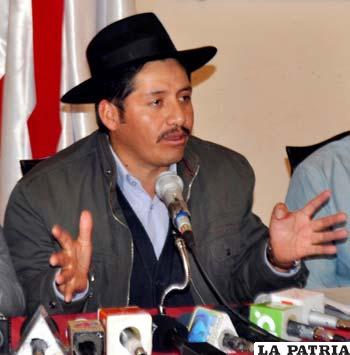 Gobernador de Chuquisaca, Esteban Urquizu sostiene que el rotativo “Correo del Sur” es opositor por publicar denuncia de incumplimiento de normas administrativas en la ejecución de obras