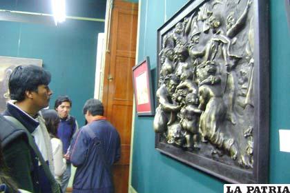 Interesantes esculturas son apreciadas por el público que asiste a exposición preparada por David Andrade y Jorge Paredes
