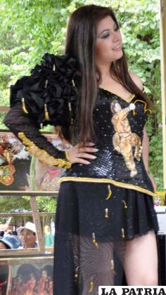 Uno de los vestidos que Mónica Siles confeccionó para la representante boliviana en Viña del Mar, Rossana Marín