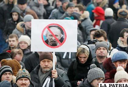 Miles de Rusos protestan contra el virtual ganador de las elecciones Vladímir Putin